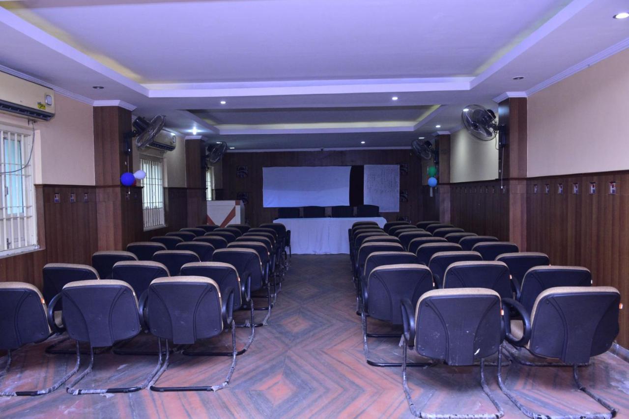 Hotel Mid East Haridaspur Exterior photo