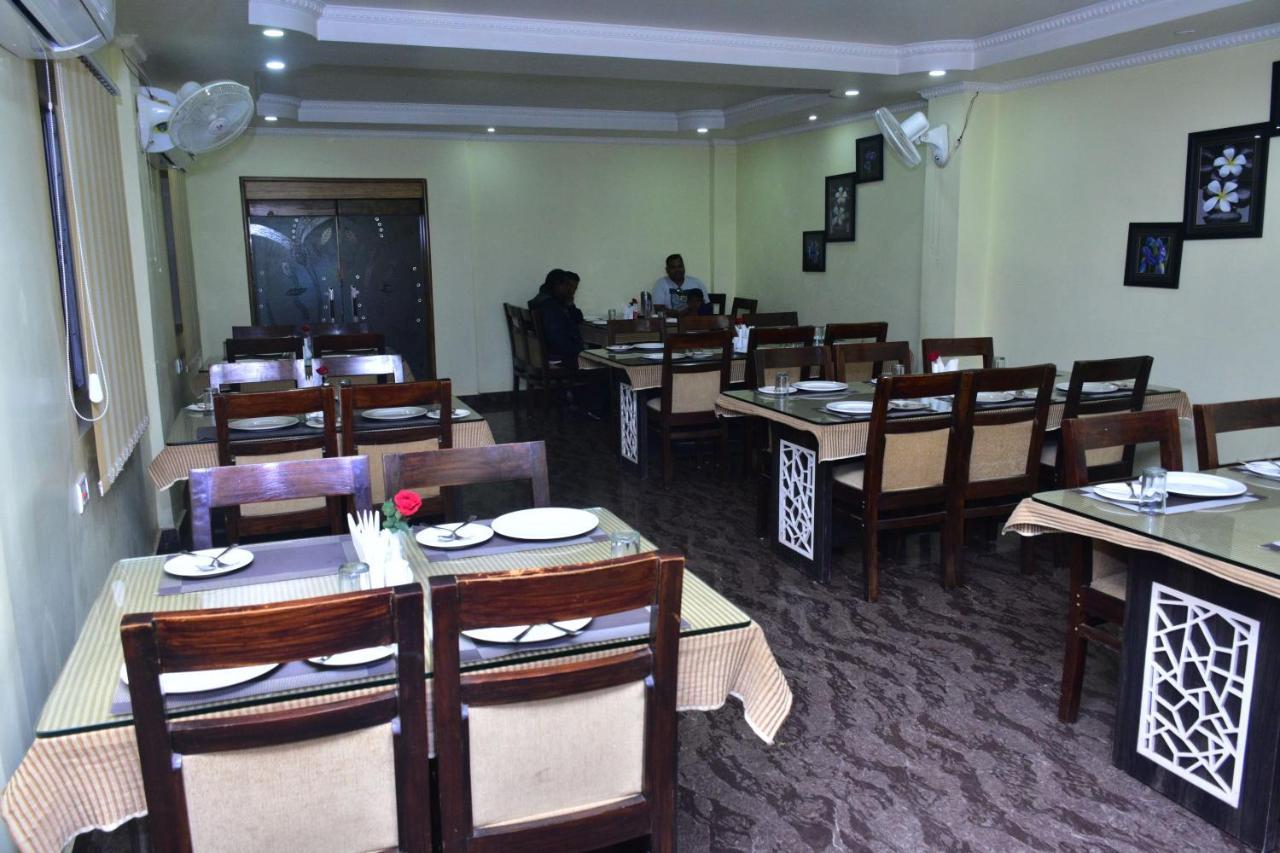 Hotel Mid East Haridaspur Exterior photo